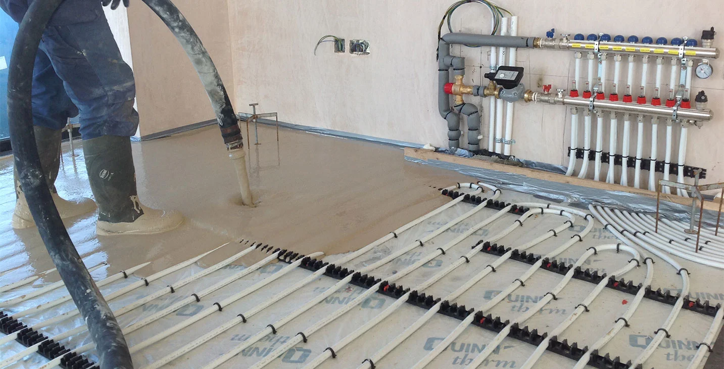 Cement vloeichape loopt uit over de leidingen van vloerverwarming