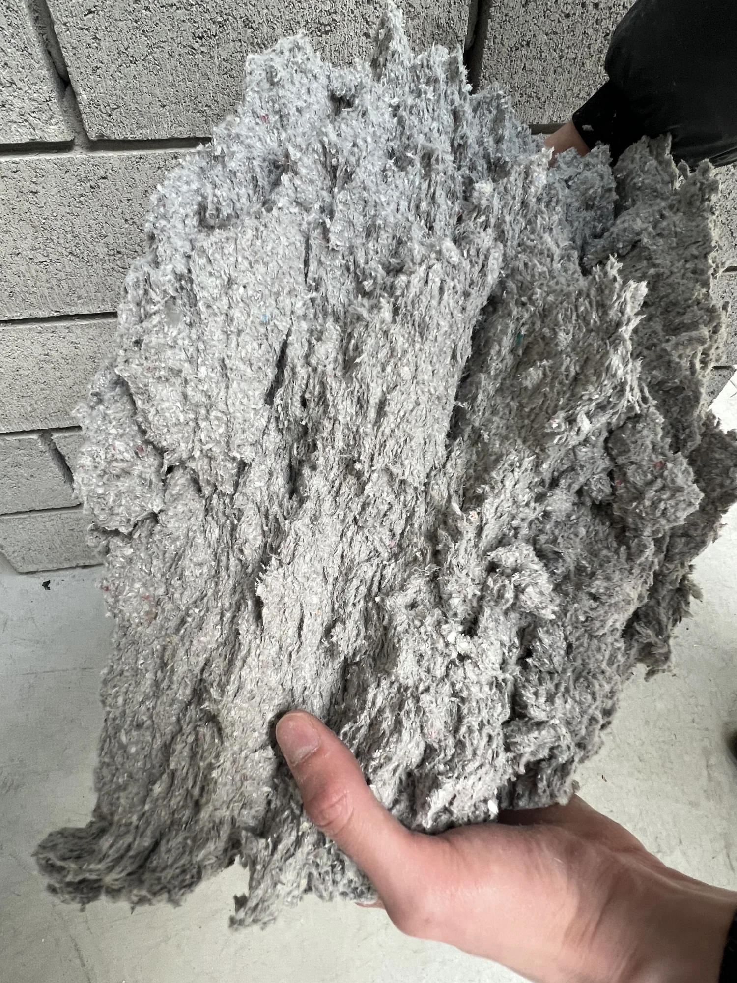 Losse cellulosevlokken in een hand