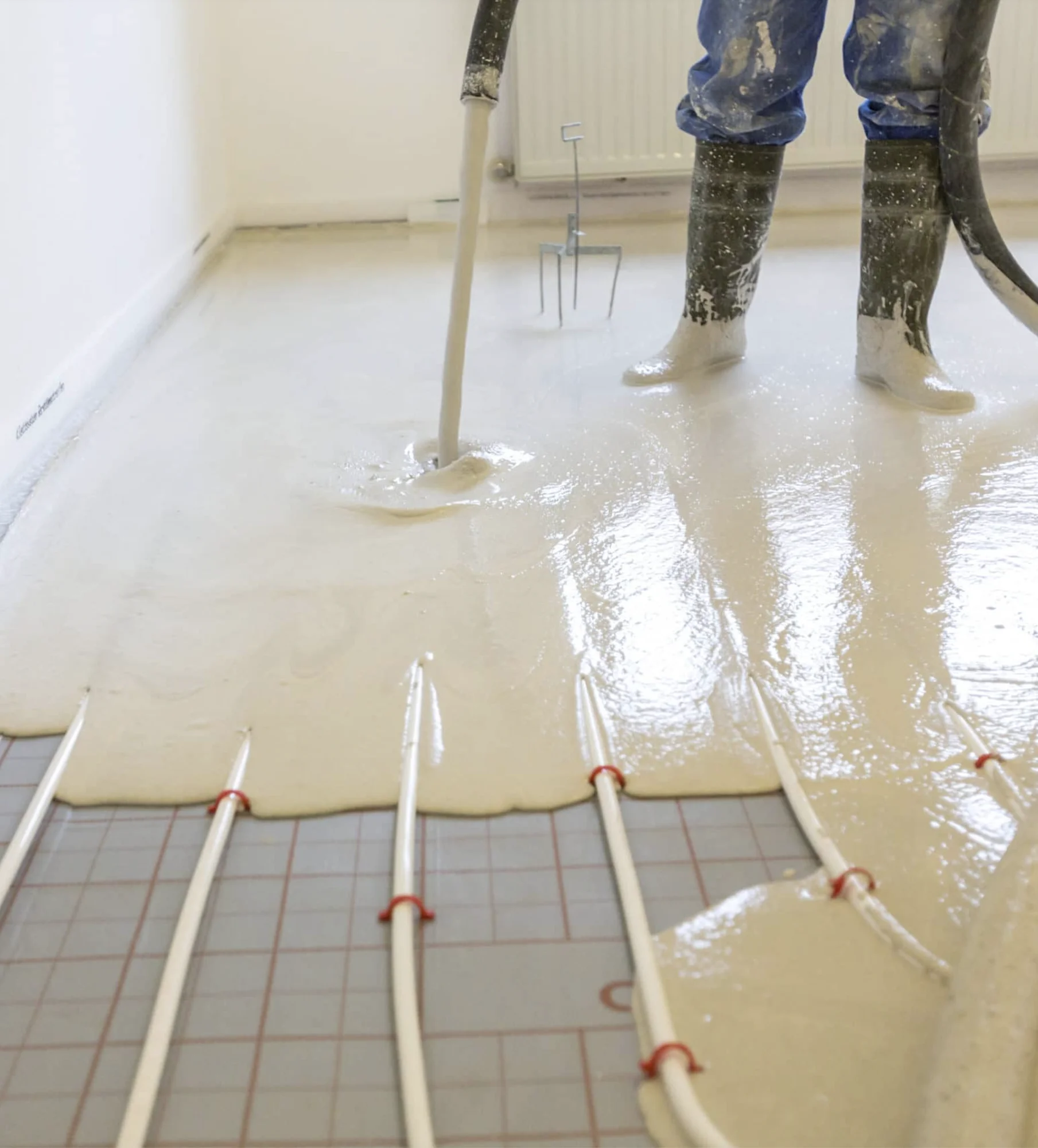 Anhydriet vloeichape vloeit uit over de leidingen van vloerverwarming